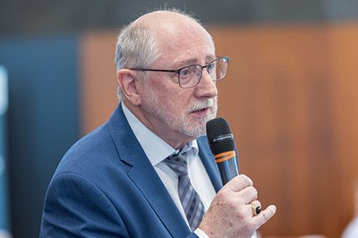Dr. Ronald Unger mit Mikrofon beim Vortrag