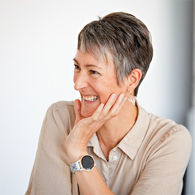 Bearbeiterin Ramona Jürgens im Gespräch, sie lächelt
