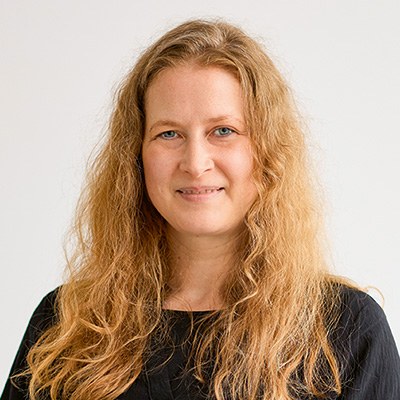 Porträt einer jüngeren Frau, die in die Kamera lächelt