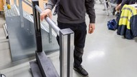 Der Handlauf-Simulator verdeutlicht, warum es bei der Benutzung von Treppen so wichtig ist, dass sich eine Hand am Handlauf befindet.