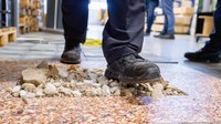 Fortbewegung auf verschiedenen Untergründen: Der Stolperparcours macht Risiken aus dem Arbeitsalltag erlebbar.