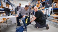 Risiken am Büroarbeitsplatz: Dirk Bünger und die Fachkraft für Arbeitssicherheit Hermann Sicken (sitzend) zeigen potenzielle Gefahren.