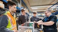 Übungsleiter Lutz Pfennig demonstriert, was bei der Ladungssicherung zu bedenken ist. Die Teilnehmerinnen und Teilnehmer können selbst Dinge ausprobieren und stellen viele Fragen.