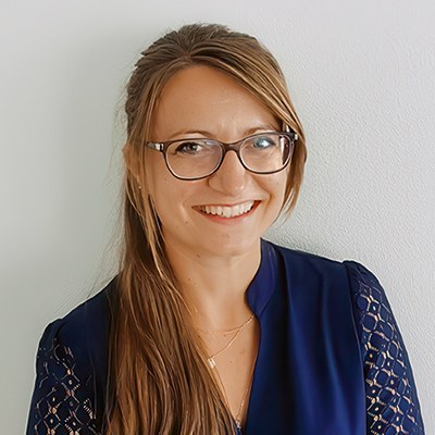 Porträt einer jüngeren Frau, die in die Kamera lächelt