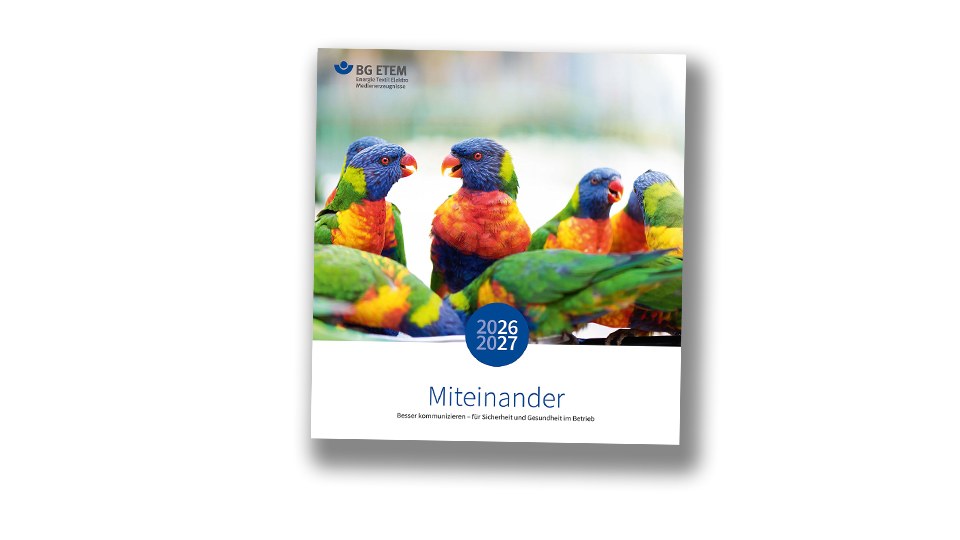 Titelblatt des BG ETEM Wandkalenders 2026/2027 mit einem Bild von mehreren Papageien
