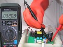 Elektrische Gefährdungen: Messen der Kondensatorspannung