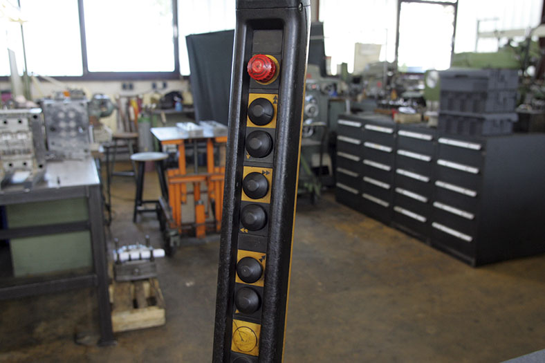 Ladungssicherung: Schalter in einer Fabrikhalle