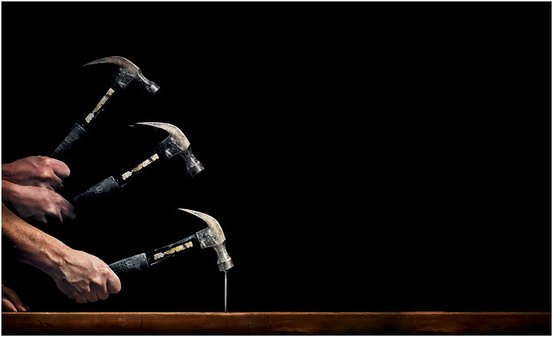 Lichtflimmern und Stroboskopfeffekt: Hammer schlägt auf einen Nagel vor schwarzem Hintergrund, man sieht den bewegten Hammer in mehreren Positionen.