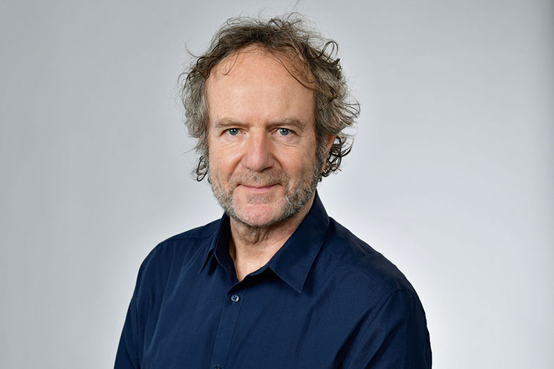 Porträt von Heiner Reiff, Geschäftsführer der shiro communication GmbH, Rottenburg. Er hat lockige helle Haare, einen Vollbart und trägt ein dunkles Hemd.