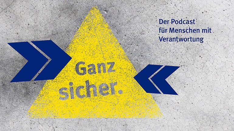 Logo Podcast Ganz sicher: Gelbes Dreieck mit blauen Doppelpfeilen auf beiden Seiten. Im Dreieck steht: Ganz sicher.