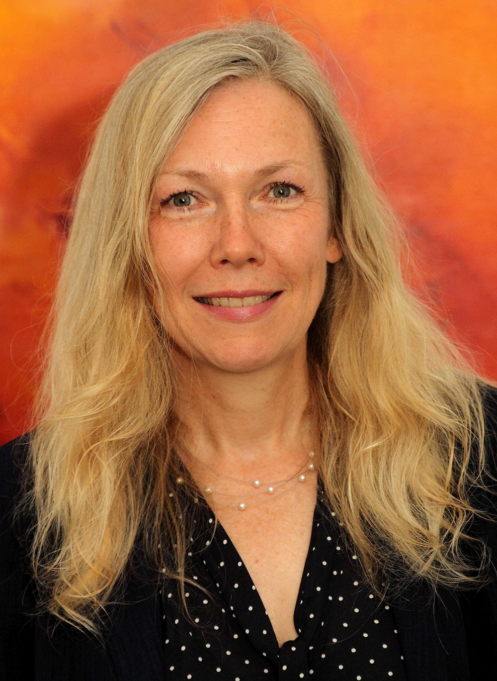 Suchtprävention: Porträt von Neurologin und Psychiaterin Dr. Monika Vogelgesang. Sie hat längere blonde Haare und trägt eine dunkle Bluse.