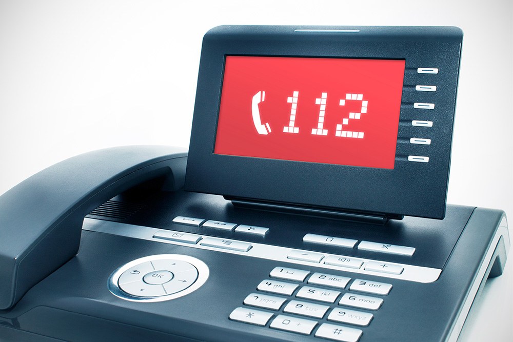 Telefon mit Notrufnummer 112 im Display.