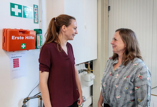 Sicherheitsbeauftragte: Carina Honkomp steht der Juniorchefin der Switch-it-Assembling GmbH, Julia Ripken (links) gegenüber. Beide Frauen lächeln sich an.