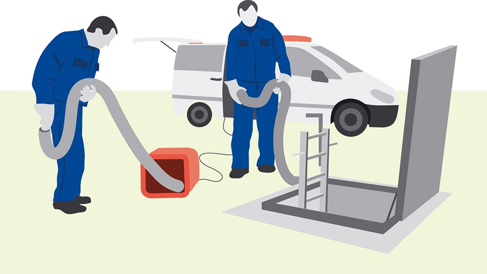 Illustration mit zwei Männern in Arbeitskleidung vor einem Schacht, der über eine Leiter zugänglich ist; sie bedienen eine mobile Absaugvorrichtung und halten einen Schlauch in den Schacht.