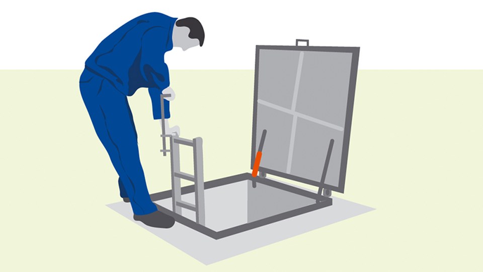 Illustration eines Mannes in blauer Arbeitskleidung, der über eine Leiter in einen Schacht einsteigen will, dessen Deckel deshalb aufgeklappt und mithilfe einer Aufhaltevorrichtung gesichert ist.