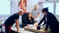 Madeleine Kaldenbach mit André Stimpfle (Technischer Betriebsleiter), Steffi Pausch (Assistentin der Geschäftsführung), Melanie Bruderrek (Büroleiterin) bei der Einsatzplanung.