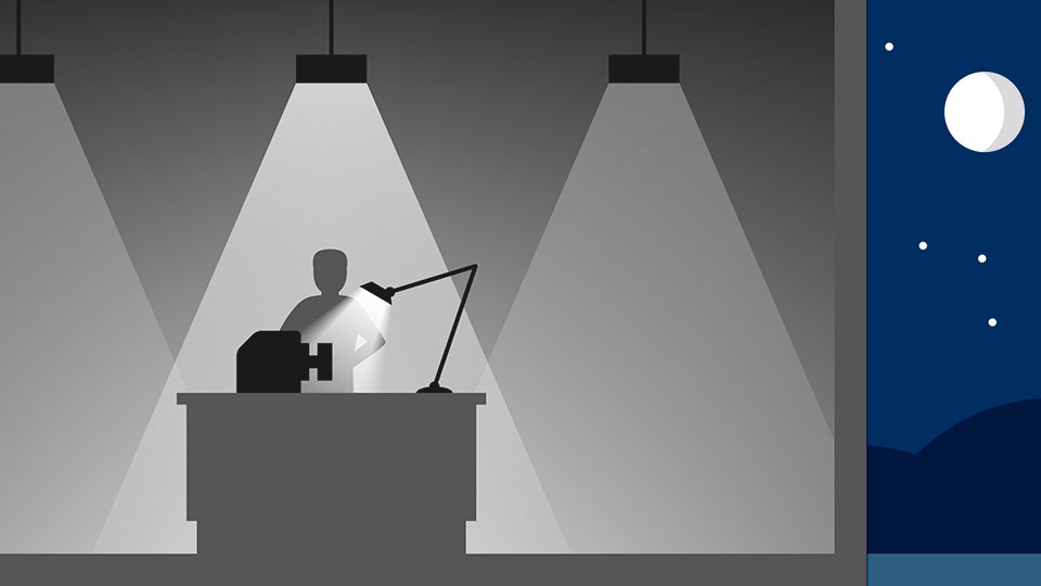 Illustration von Nachtarbeit im Innenbereich: Ein Arbeiter steht an seinem Arbeitsplatz, der von oben durch eine Lampe beleuchtet wird.