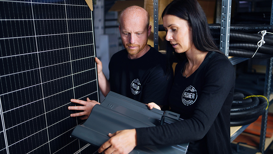 Bestandsprüfung: Der Technische Betriebsleiter André Stimpfle und Madeleine Kaldenbach prüfen die Solarmodule im Lager.