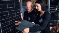 Bestandsprüfung: Der Technische Betriebsleiter André Stimpfle und Madeleine Kaldenbach prüfen die Solarmodule im Lager.