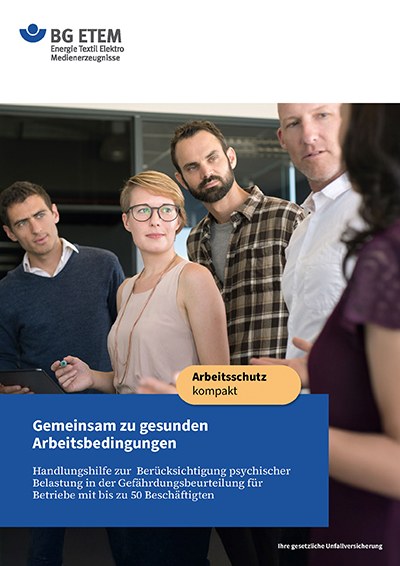 Titelseite der BG ETEM Broschüre Gemeinsam zu gesunden Arbeitsbedingungen: Eine Gruppe von drei Männern und einer Frau blicken zu einer zweiten Frau, die etwas erklärt.