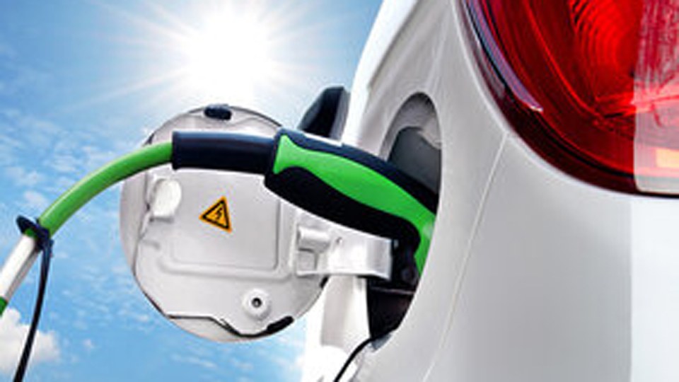 Ladestutzen eines E-Autos, das geladen wird
