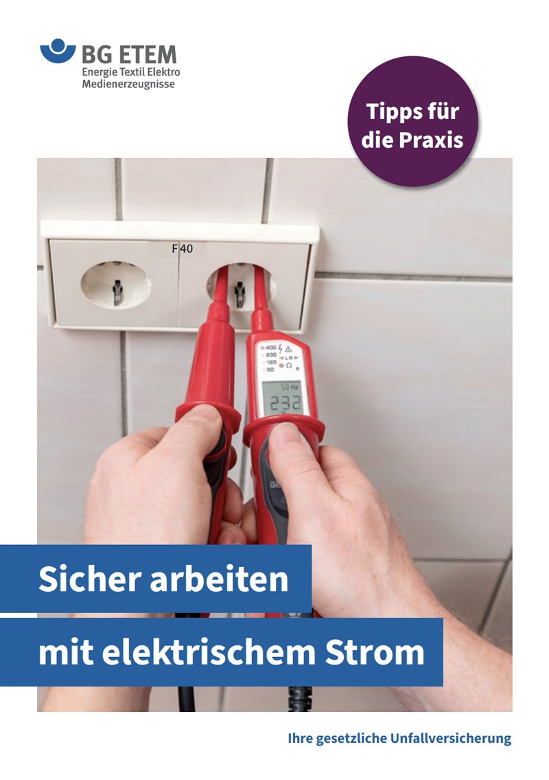 Cover der BG ETEM Broschüre Sicher arbeiten mit elektrischem Strom; das Titelbild zeigt die Prüfung einer Steckdose mithilfe eines Zweiphasen-Spannungsprüfers