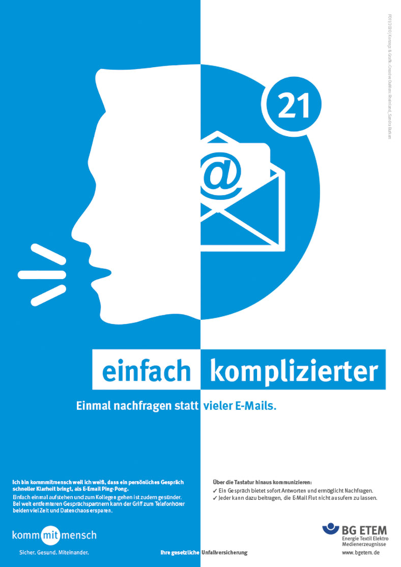 Plakatmotiv der kommmitmensch-Kampagne in hellblau und weiß, man sieht auf der linken Seite einen weißen Kopf im Profil, der redet, rechts einen blauen Halbkreis mit einem E-Mail-Briefumschlag-Symbol, darunter die Worte "einfach komplizierter".