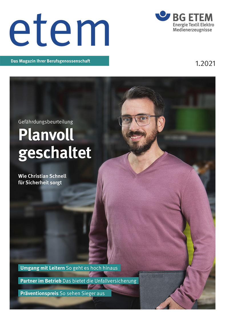 BG ETEM Magazin Cover: Mann in beerenfarbenem Pullover, Brille und dunklem Vollbart.