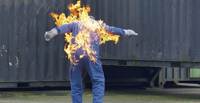 In seinen Videos demonstriert RiskBuster Holger Schumacher die Gefährlichkeit von Feuer und wie man es mit einem Feuerlöscher richtig bekämpft. 