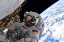 Arbeitsschutz im All: Astronaut an Luftschleuse
