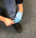 Handschuh-Parcours: Schnürsenkel binden