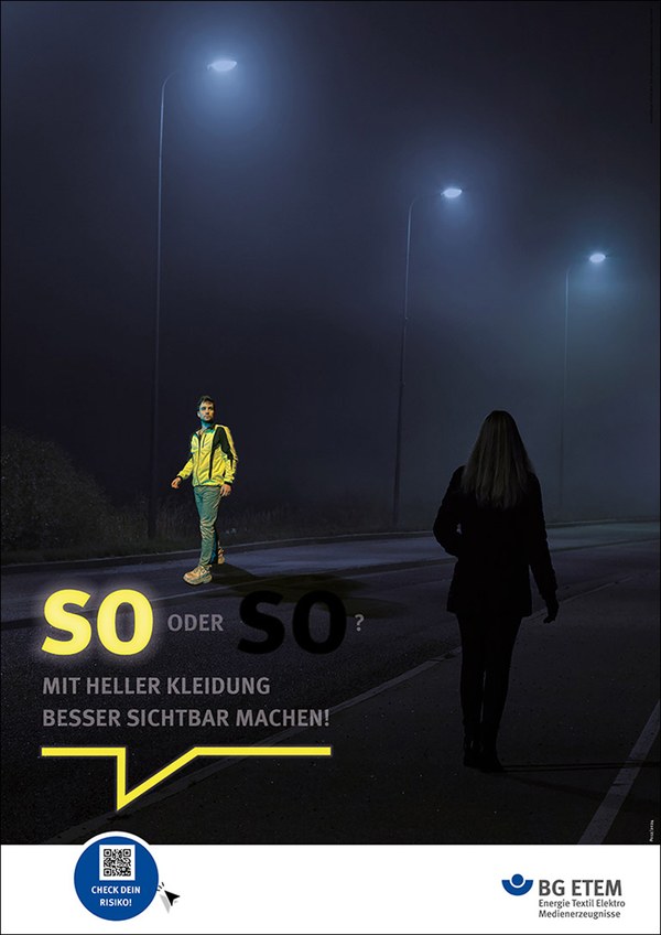 Plakate 2023: Nächtliche Szene auf einer Straße mit einer Person, die hell angezogen ist, sowie einer anderen Person in dunkler Bekleidung.