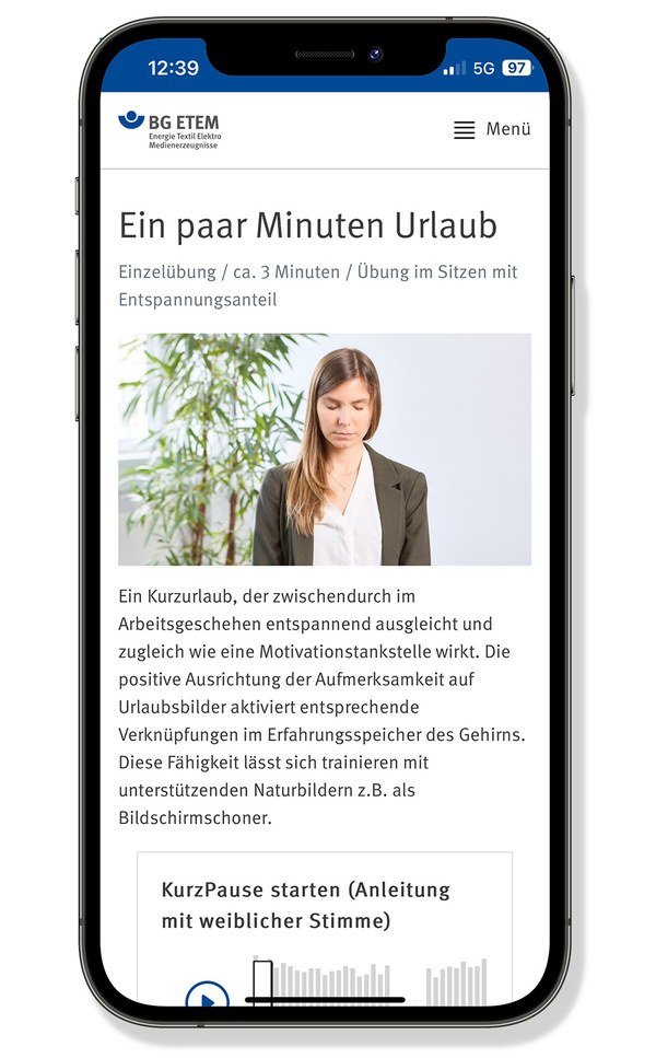 Kurzpausen-App: Mobiltelefon mit Bild einer jungen Frau im Büro mit geschlossenen Augen.