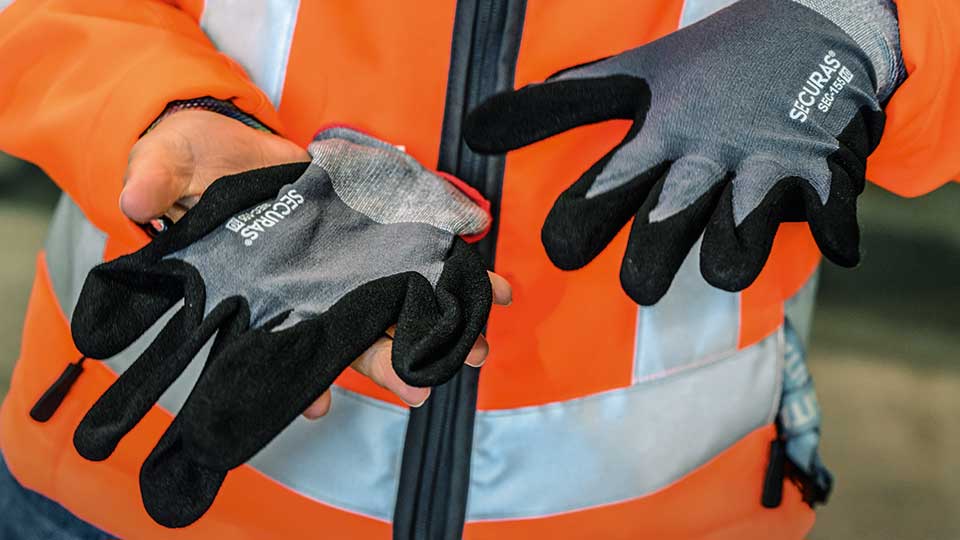 Schutzhandschuhe sollten sorgfältig ausgesucht werden: Ihre Schutzwirkung muss den Risiken am Arbeitsplatz entsprechen.