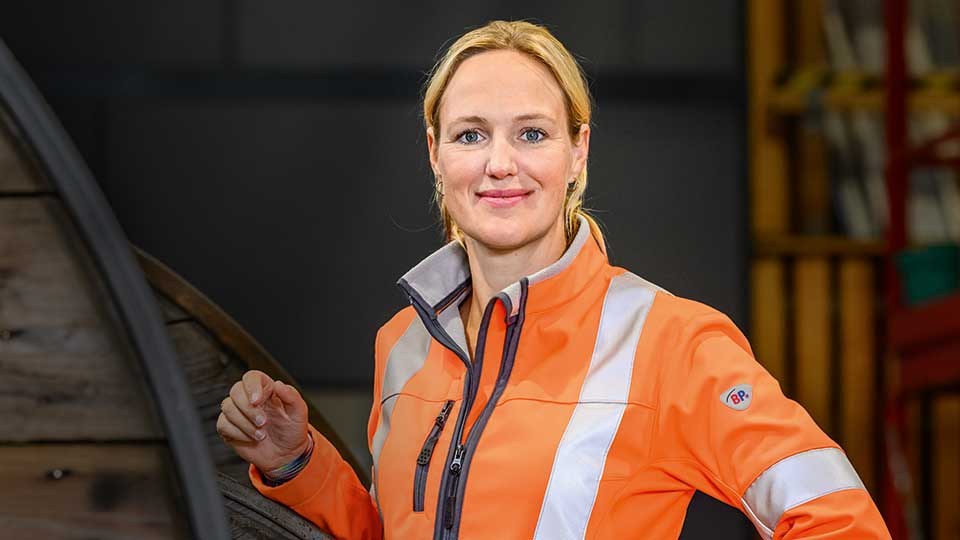 Larissa Zeichhardt in einer gut sitzenden Signaljacke.