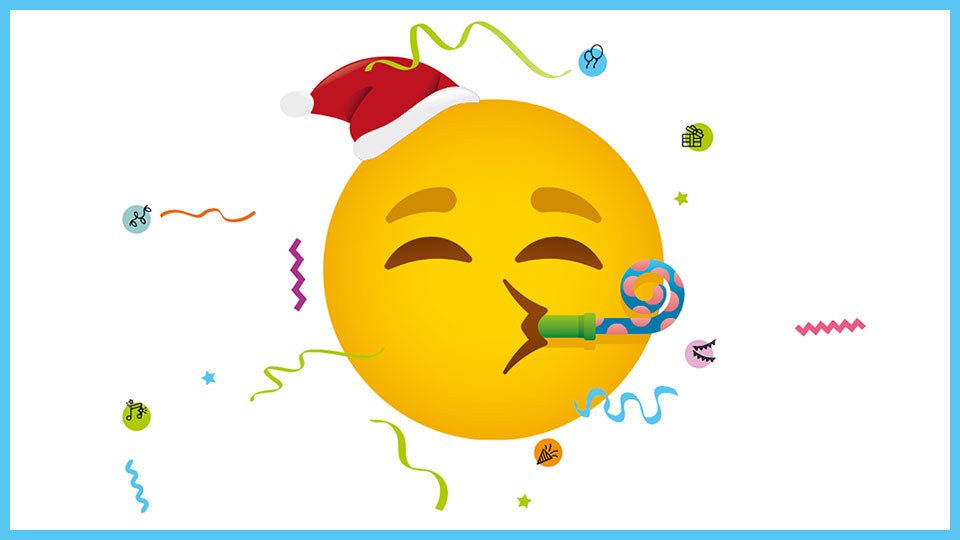 Fröhlicher Emoji mit Weihnachtsmannmütze und Tröte