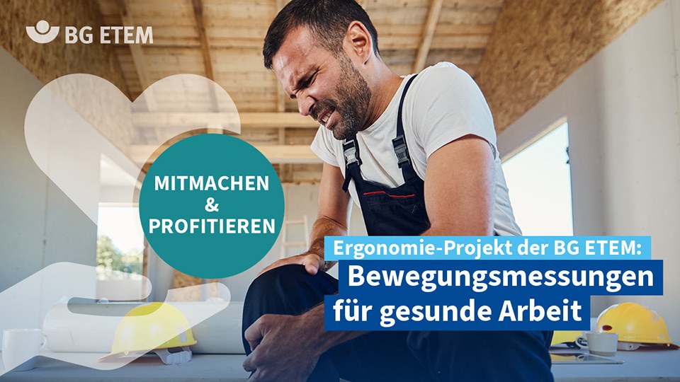 Werbung für das Ergonomie-Projekt der BG ETEM: Ein Arbeiter in Latzhose und T-Shirt, der mit Trockenbau beschäftigt ist, greift sich mit schmerzverzerrtem Gesicht ans Knie.