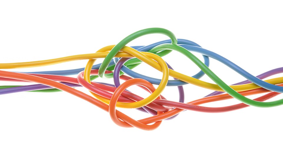 Mehrere ineinander verschlungene Kabel in den Farben Rot, Orange, Blau, Gelb, Grün und Lila