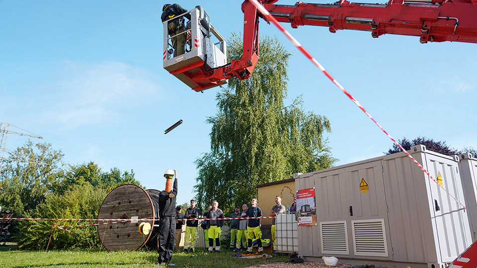 Gefahr von oben: Diese Station zeigt, wie wichtig es ist, beim Arbeiten in der Höhe Gegenstände so zu sichern, dass sie nicht herabfallen können.